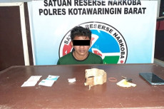 Simpan Sabu di Daun...