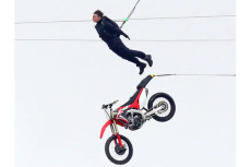 Tom Cruise Tantang Maut,...