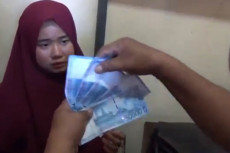 Belanja Pakai Upal,...