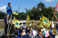Desak Bupati Blitar...