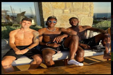 Usai Liburan di Mykonos,...