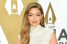 Gigi Hadid Pamer Foto-Foto...