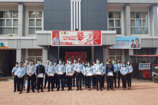 Sejumlah Pegawai Imigrasi...