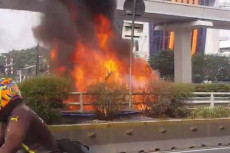 Mobil Mewah Terbakar...