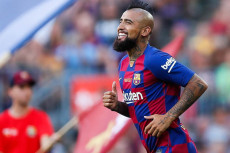 Barcelona Bebaskan Arturo...