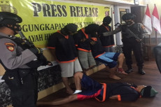 Uang Rampokan Tertinggal,...