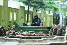 Diguyur Hujan, Bobby...