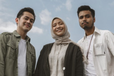 Berpindah, Trio Ini...