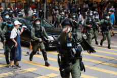 Polisi Hong Kong Tangkap...