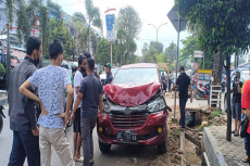 Pikap Ngerem Mendadak,...
