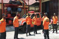 Kapal Dihantam Ombak...