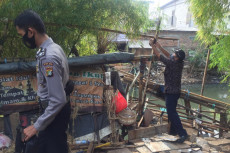 Petugas Gabungan Bongkar...