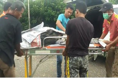 Nyenggol Truk saat Mengendara...