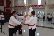 Gandeng Merpati Putih,...