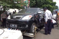 Petugas Gabungan Tertibkan...