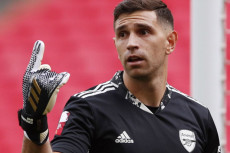 Kiper Arsenal Emiliano...