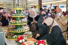 Ulang Tahun Pertama,...
