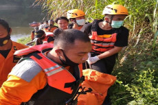 Terjun dari Jembatan,...