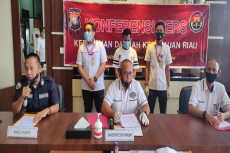 Pria yang Mengaku Petinggi...