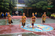 Kapal Muatan Papan Terbalik...
