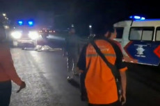 Tabrak Truk Mogok di...