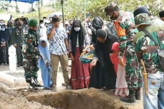 Tangis Haru Iringi Pemakaman...