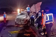 Innova Tabrak Truk Tronton...