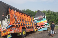 2 Truk Tabrakan di Tol...