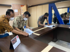 Bangun Pusat Logistik...