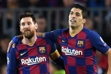 Tendang Luis Suarez,...