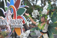 Festival Denpasar Tampilkan...