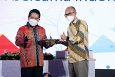 Rayakan HUT di Tengah...