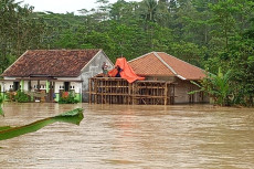 Hujan Deras, Sungai...