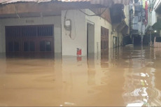 Kali Ciliwung Meluap,...