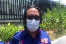 Dihadang Polisi, Massa...