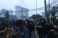 Rusak Pos Polisi, Massa...