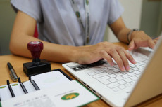 Pantau Proses Izin Investasi...