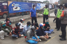 Pelajar Demo Anarkis,...