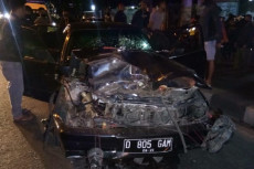 Mobil Kecelakaan di...