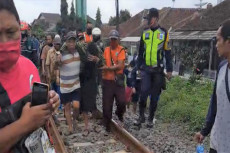 Pria Paruh Baya Selamat...