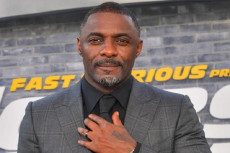Idris Elba Kembali Hentikan...