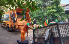DLH DKI Bersihkan 2,1...