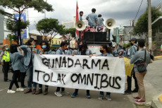 Mahasiswa Demo di Depan...