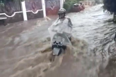 Bandung Dikepung Banjir,...