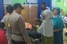 Asyik Mandi di Pinggir...