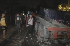 Truk Tertabrak dan Terseret...