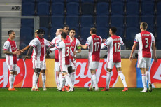 Ten Hag Bawa Ajax Samai...