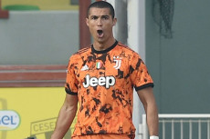 Ronaldo Cetak Dua Gol,...