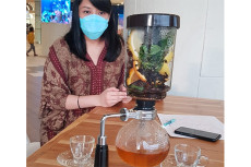 Resto Kecombrang, Magnet...