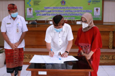 Bupati Suwirta Menandatangani...